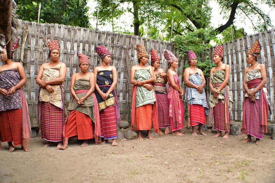 bayan traditional women, lombok sunset indah tour travel, lombok sunset indah tour and travel, lombok tour,