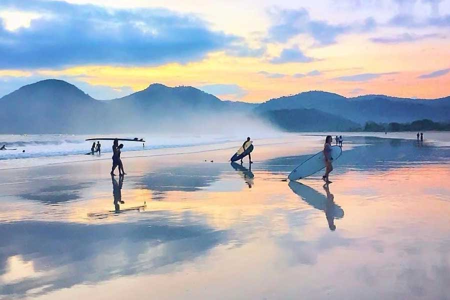 selong-belanak-is-surfer-heaven-for-beginners